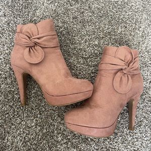 Velvet pink high pumps with Fur inside size 7.5